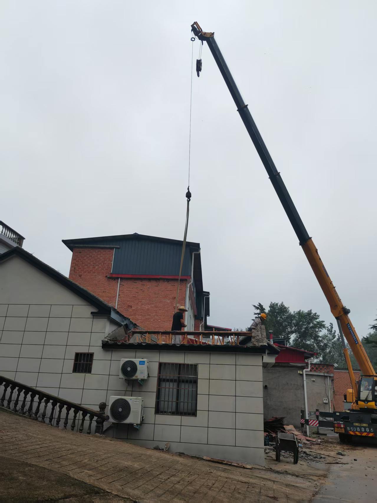 商城余集旧房改造现场实拍｜老房屋面翻新，一步步焕新乡村老宅
